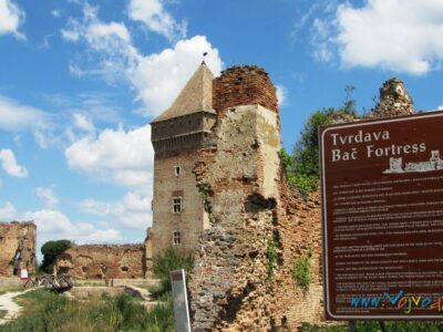 TVRĐAVA U BAČU - Bač
